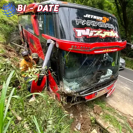 Diduga Hindari Mobil, Bus Pariwisata Alami Insiden di Lembang!